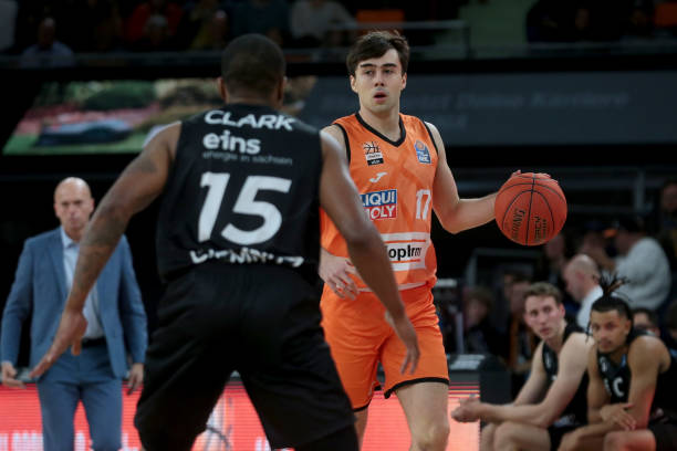 佩等球员保 佩等球员保