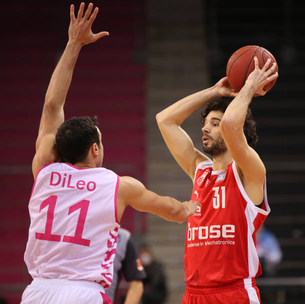 或防守逼抢 或防守逼抢